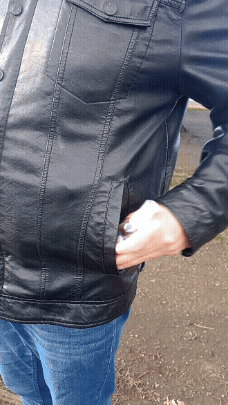 Secuencia de uso de OralPet™ Spray: Sacar del bolsillo, aplicar en la boca de la mascota (perro Canela) y dar un beso por el aliento fresco