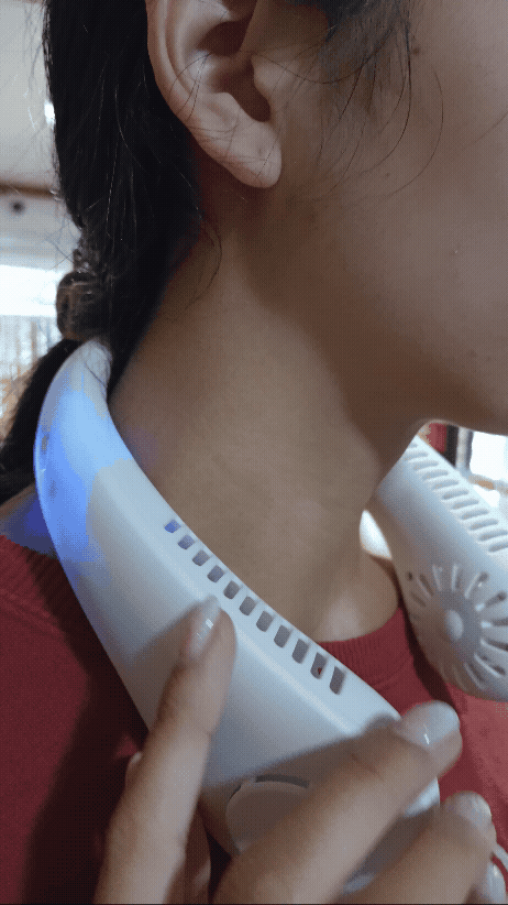 GIF que muestra el uso de un ventilador de cuello en el trabajo de atención al público. Una trabajadora de minimarket en Chile combate el calor excesivo del verano con la solución manos libres.