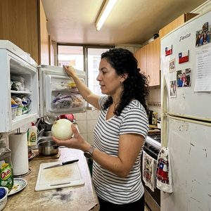 mujer sacando una cebolla del refrigerador antes de picarla, uno de los trucos populares en la cocina