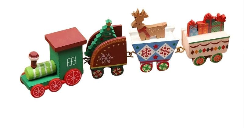 Detalle del modelo de tren de navidad en madera con vagón de reno y regalos