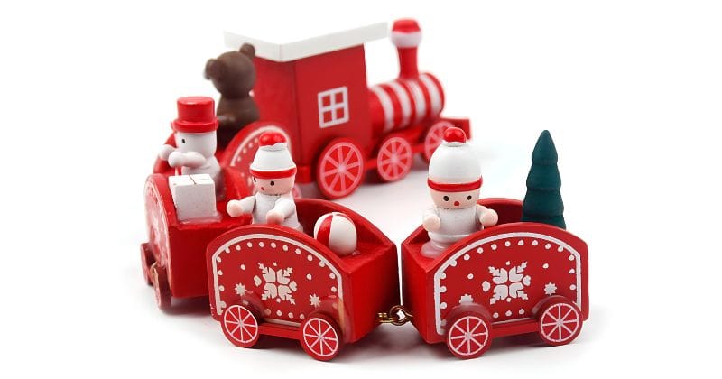 Primer plano del modelo rojo del tren de navidad en madera con detalles pintados.