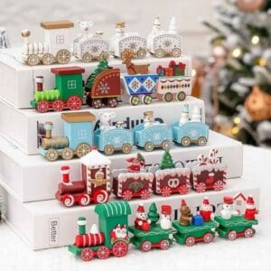 Colección de mini trenes de navidad en madera decorativos sobre estante festivo.