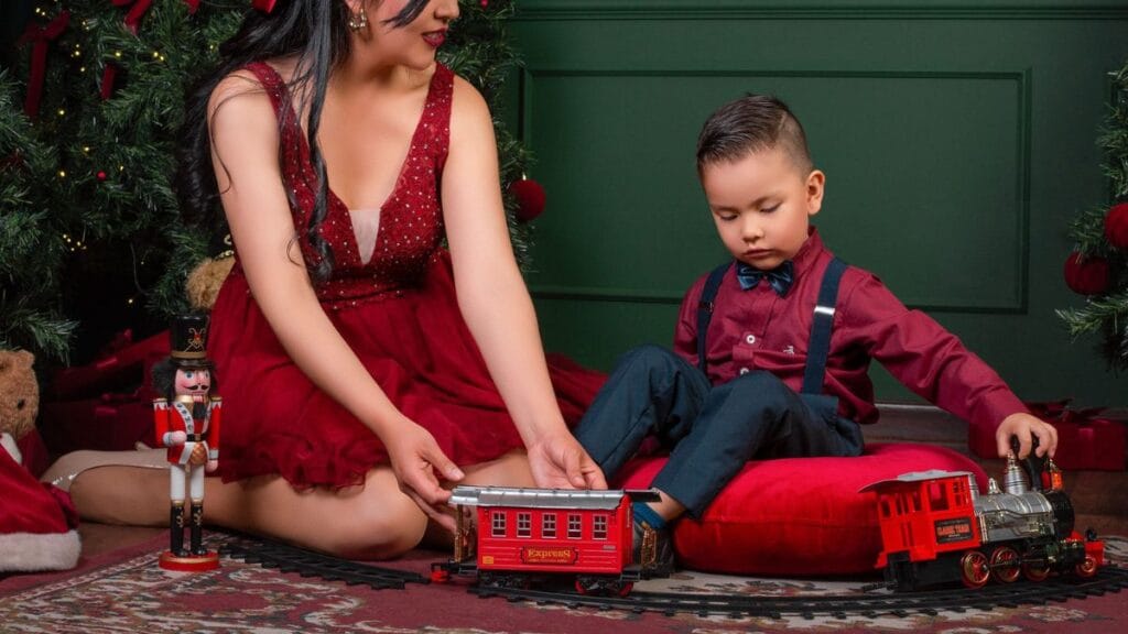 Tren navideño para árbol instalado en piso plano con familia