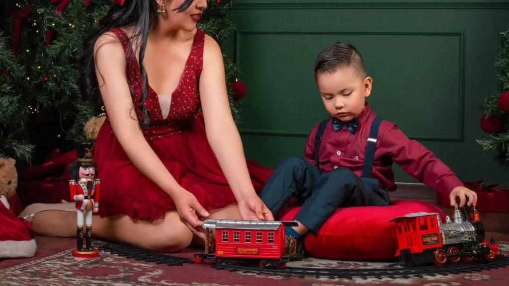 Tren navideño para árbol instalado en piso plano con familia
