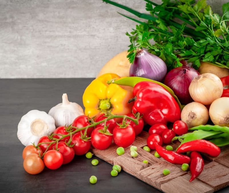 Ingredientes frescos organizados para la preparacion de sofrito para porotos chileno