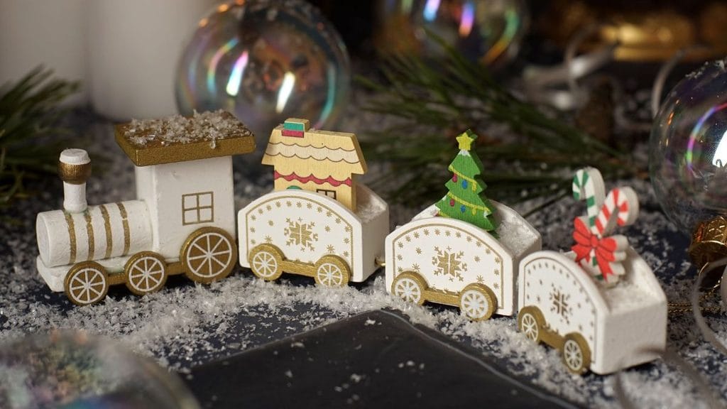 Tren navideño de madera decorativo en tonos rojos y verdes para el pie del árbol