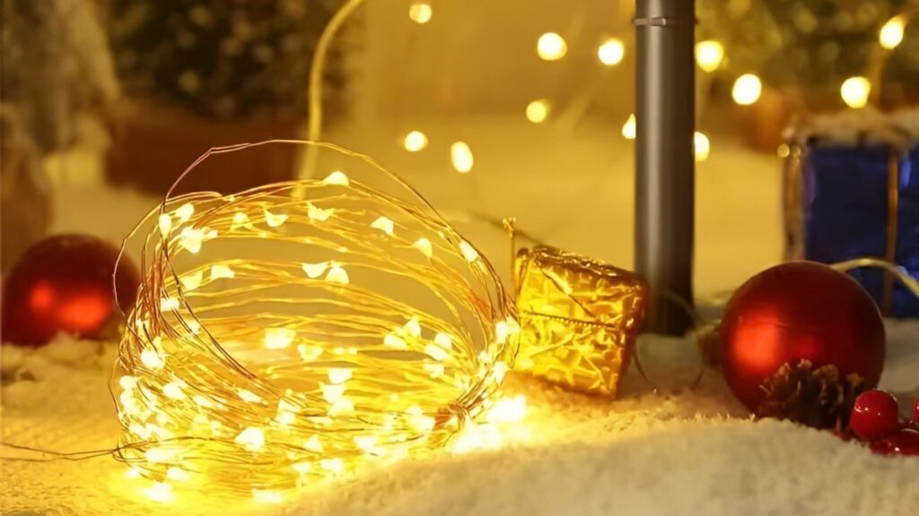 guirnalda solar de alambre de cobre flexible encendida en el exterior