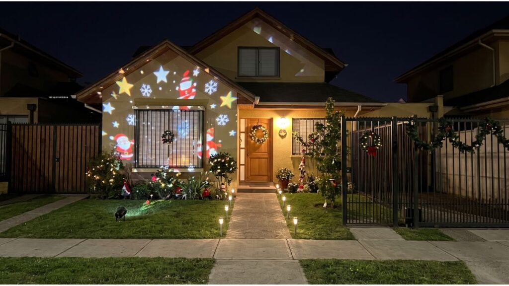 Ideas de decoración navidad casa en fachada y antejardín con iluminación y proyector en Chile